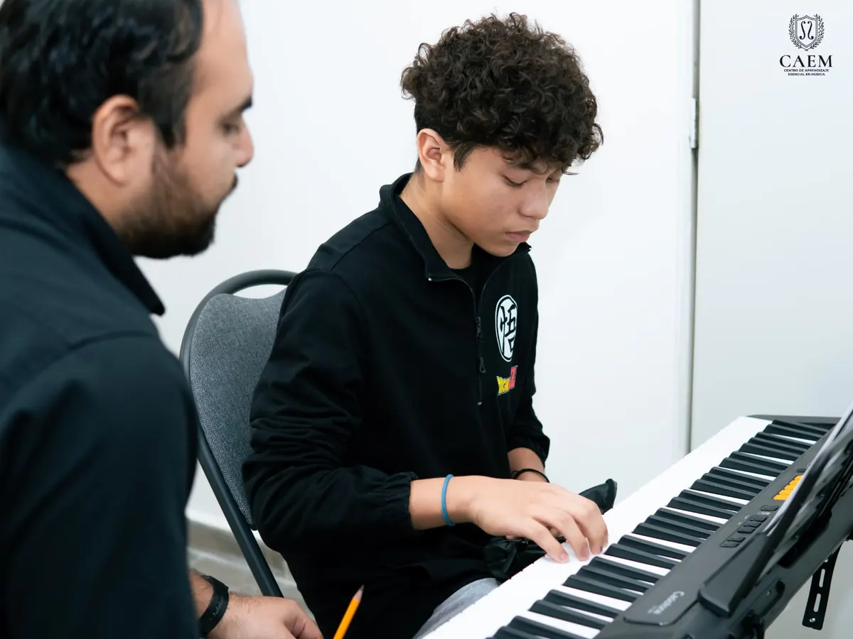 Alumno de CAEM en una clase personalizada de piano